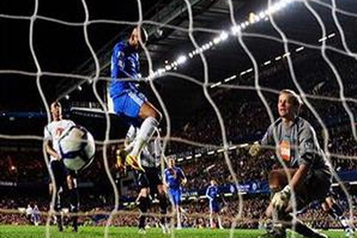 Nicolas Anelka melakukan sundulan yang membobol gawang Bolton Wandereres. Gol ini membawa Chelsea menang 1-0 dan makin kokoh di puncak klasemen.