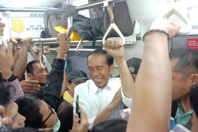 Presiden Joko Widodo menumpang KRL Commuterline untuk menuju Bogor, Rabu (6/3/2019).