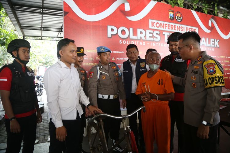 Tersangka pencabulan anak dibawah umur berinisial SYN, ditangkap polisi Trenggalek Jawa Timur berikut barang bukti berupa sepeda kayuh.