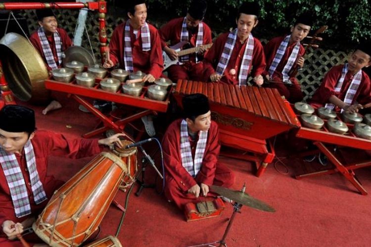 Kelompok gambang kromong Setya Muda tampil menyemarakkan acara pelantikan Wali kota Jakarta Selatan di kampung budaya Betawi di Setu Babakan, Jakarta, Rabu (15/5/2013). Gambang kromong merupakan kesenian khas Betawi yang memadukan unsur gamelan tradisional dan alat musik Tionghoa. Kesenian ini banyak ditampilkan sebagai hiburan di acara-acara warga Betawi.