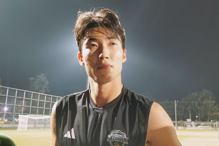 Pemain Jeonbuk Hyundai Motors FC, Lee Sungyoon, setelah sesi latihan perdana di Lapangan Kotabarat, Kota Solo, Jawa Tengah, pada Kamis (15/6/2023), malam