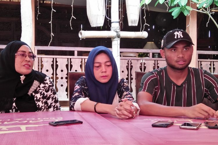 Saddil Ramdani (kanan), ASR (tengah) dan Mawar Susmari, dalam sesi jumpa pers dengan wartawan, Senin (5/11/2018).