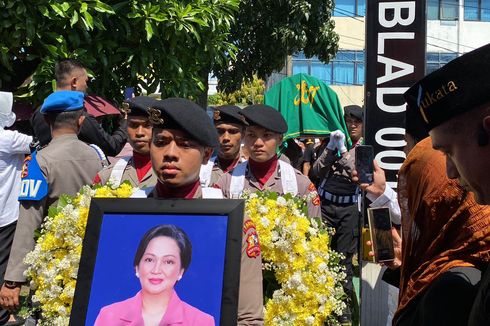 Komjen Agung Budi Maryoto Pimpin Upacara Pemakaman Istri Wakapolri di TPU Joglo