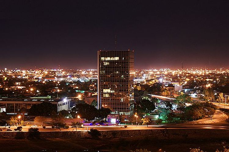Pemandangan kota Ciudad Victoria di Meksiko pada malam hari.