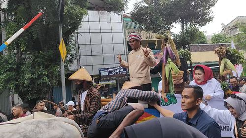 Gerobak Sapi Mahfud MD dan Keluarga Buntuti Gerobak Ganjar Saat Hajatan Rakyat di Solo