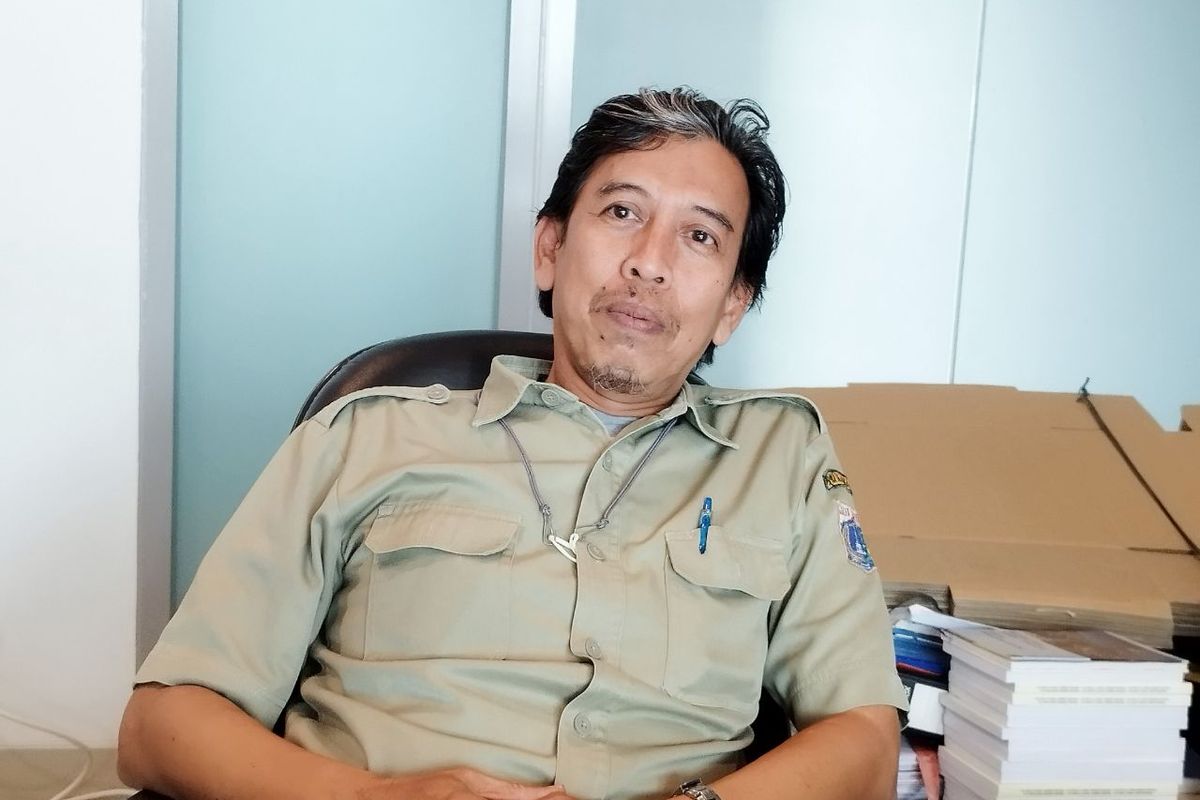Sub-Koordinator Dinas Citata DKI Jakarta, Maulana, saat diwawancarai terkait pemanggilan kasus warga Tebet yang rumahnya nyaris roboh, Senin (13/2/2023). (KOMPAS.com/XENA OLIVIA)