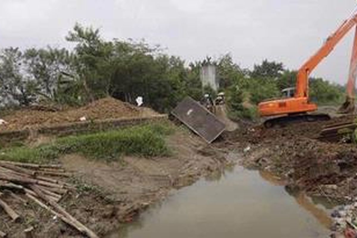 Alat berat diturunkan untuk memperbaiki Pintu Limpasan Air di Kalimalang, Jakarta Timur, Jumat (2/9/2011). Perbaikan pintu air tersebut mulai dilakukan hari ini dengan rencana memasang sekitar 60 turap baja untuk memperbaiki pintu air. Pintu air tersebut jebol pada Rabu (31/8/2011) malam dan mengakibatkan pasokan air di sejumlah kawasan di Jakarta terganggu. Salah satunya di kawasan Pejompongan. 