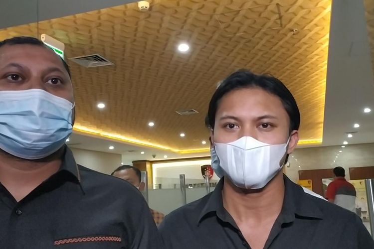 Artis Rizky Febian setelah menjalani pemeriksaan terkait kasus tersangka penipuan aplikasi Quotex Doni Muhammad Taufik alias Doni Salmanan di Bareskrim Polri, Jakarta, Rabu (16/3/2022).