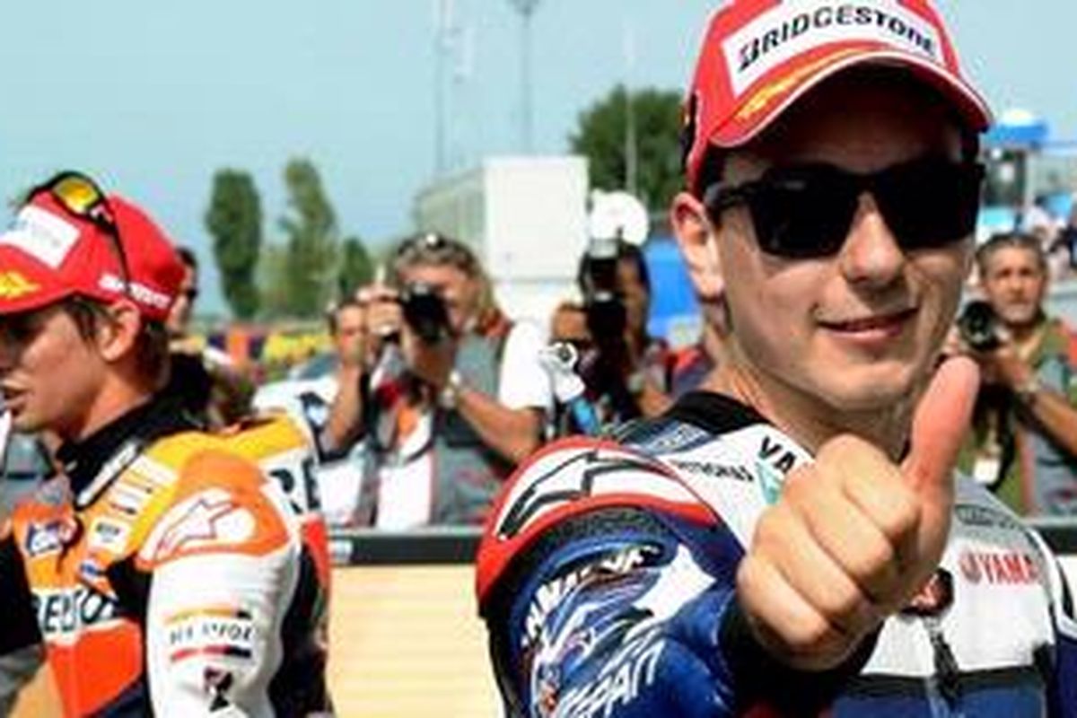 Pebalap Yamaha, Jorge Lorenzo (kanan), dan pebalap Repsol Honda, Casey Stoner.