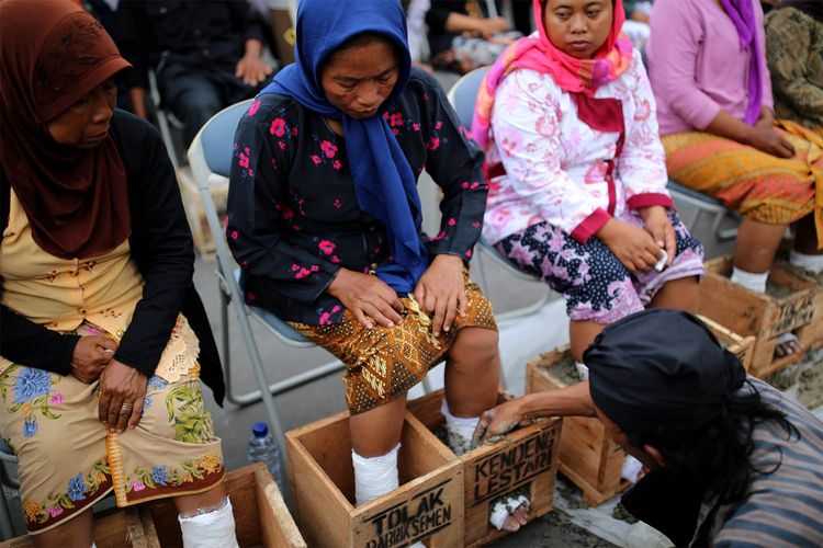 Patmi berkerudung biru (48 tahun) salah seorang petani perempuan asal kawasan Pegunungan Kendeng yang melakukan aksi mengecor kaki di depan Istana Negara, Jakarta, meninggal dunia pada Selasa (21/3/2017) dini hari. Patmi mengalami serangan jantung dan meninggal dalam perjalanan dari kantor LBH Jakarta menuju Rumah Sakit St. Carolus, Salemba, Jakarta Pusat.