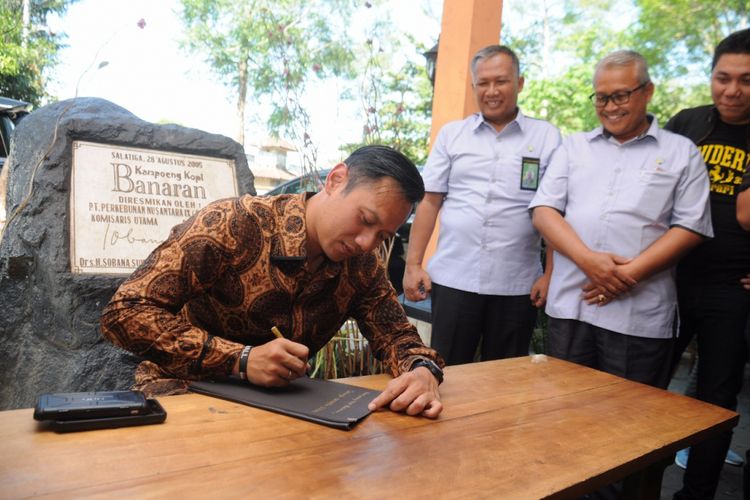 Agus Harimurti Yudhoyono (AHY) saat memesan menu di Kampoeng Kopi Banaran di Bawen, Kabupaten Semarang, Selasa (22/8/2017) siang.
