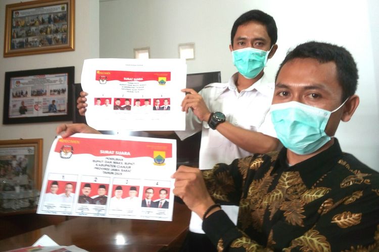 Komisioner KPU Cianjur memerlihatkan spesimen surat suara yang akan dipakai dalam Pilkada Cianjur 2020