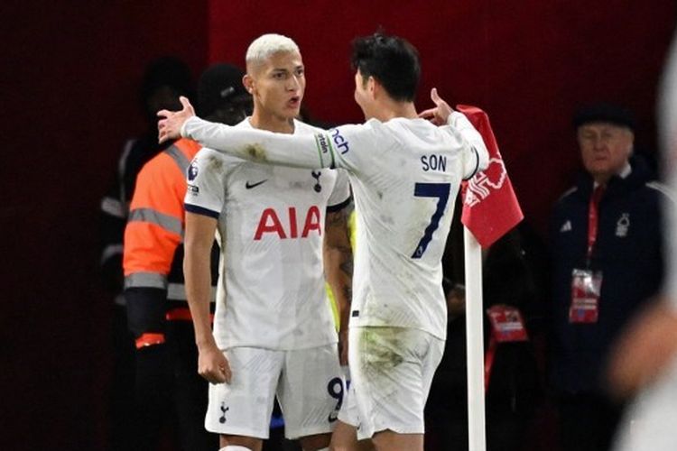 Striker Tottenham, Ricahrlison berselebrasi bersama Son Heung-min seusai mencetak gol dalam lanjutan Liga Inggris 2023-2024 yang mempertemukan Nottingham vs Tottenham pada 15 Desember 2023.