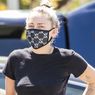Cegah Virus Corona, Miley Cyrus Kenakan Masker Wajah Berlogo Gucci
