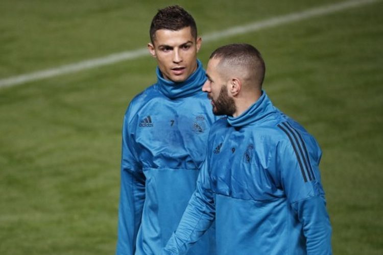 Cristiano Ronaldo (kiri) dan Karim Benzema (kanan) saat menjalani sesi latihan di Cypriot capital Nicosia's GSP Stadium dalam perhelatan Liga Champions pada laga Apoel FC vs Real Madrid 20 November 2017. Terkini, Ronaldo disebut tak mampu mengikuti program latihan Karim Benzema. (Photo by THOMAS COEX / AFP)