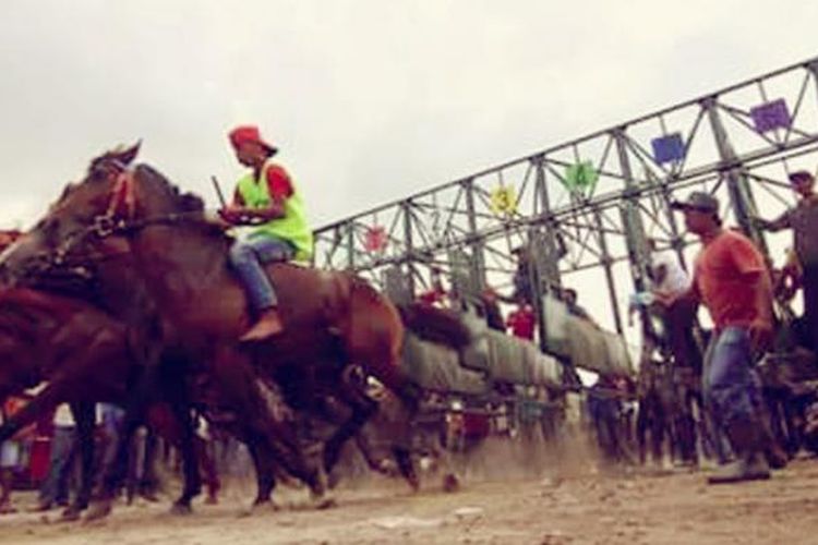 Suasana Pacuan Kuda Tradisional Gayo di Lapangan Sengeda, Kabupaten Bener Meriah, Aceh, Senin (9/1/2017).
