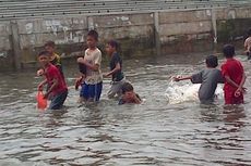 Anak-anak Menikmati Banjir Layaknya 