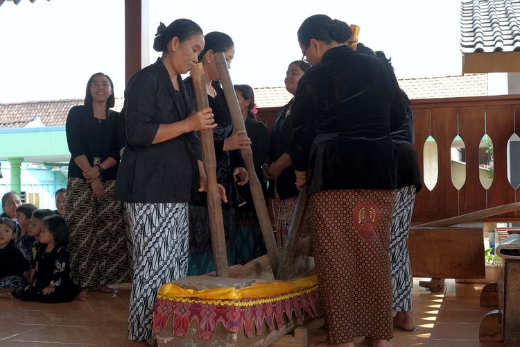 Wanita Suku Samin melakukan Gejog Lesung di Blora, Jawa Tengah DOK. Shutterstock/Zakariya AF