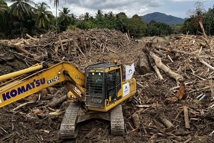 Satu dari 10 alat berat PT Agincourt Resources yang dikerahkan untuk membantu membuka akses jalan di Tapanuli Selatan pascabanjir bandang. PT Agincourt Resources menghormati keputusan Presiden Prabowo yang mencabut izin 28 perusahaan terkait banjir Sumatera
