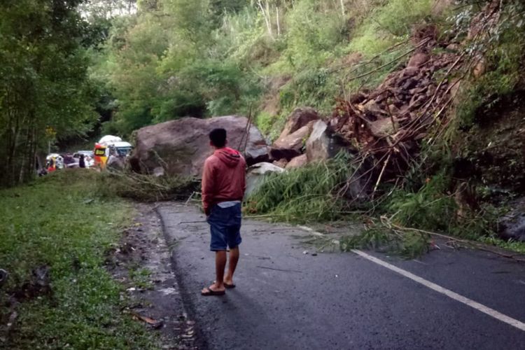 Batu besar menutupi seluruh bagian jalan raya Garut-Pamengpeuk di kawasan Gunung Gelap, Senin (02/03/2020) pagi