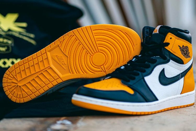 Air Jordan 1 Retro High OG Yellow Toe