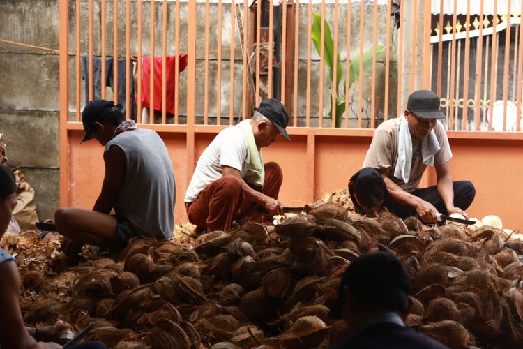 Portrait of local people's activities as workers in the Ny Dodol & Cake production kitchen. Lauw, Tangerang, Banten, Friday (17/1/2025). 