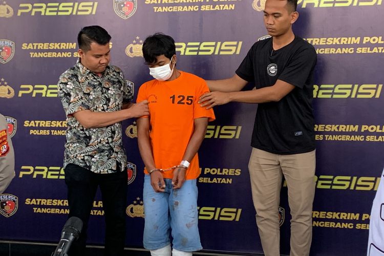 Tersangka pembunuhan wanita pelayan warung nasi di Tangerang dihadirkan dalam konferensi pers di Polres Tangerang Selatan, Rabu (1/3/2023).