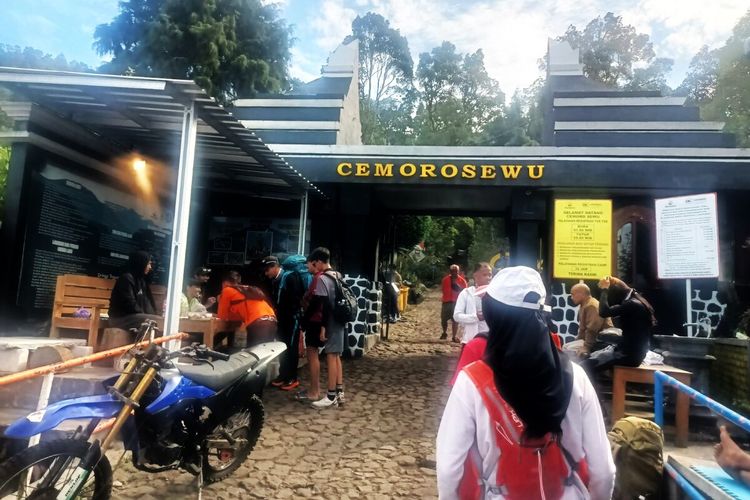 Jelang Malam 1 Suro, Ratusan Pendaki Padati Jalur Gunung Lawu