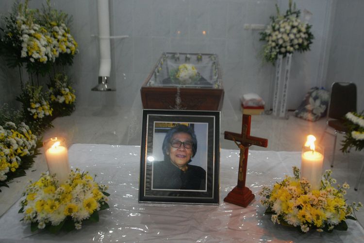 Foto Gerardus Mayela Sudarta (GM Sudarta) terpajang di meja altar ruang persemayaman Rumah Duka Sinar Kasih, Bogor, Jawa Barat, Sabtu (30/6/2018). GM Sudarta meninggal pagi tadi sekitar pukul 08.25 WIB. Almarhum dikenal lewat karyanya, Oom Pasikom, yang telah menghiasi harian Kompas sejak 1967.