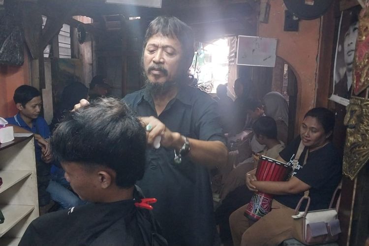 Cerita Supri, Tukang Cukur di Bogor Sudah 29 Tahun Masih Pasang Harga Rp 5.000
