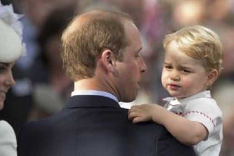 Pangeran William (tengah), Duchess of Cambridge (kiri) dan Pangeran George pada hari pembaptisan Putri Charlotte, di Sandringham, Inggris.