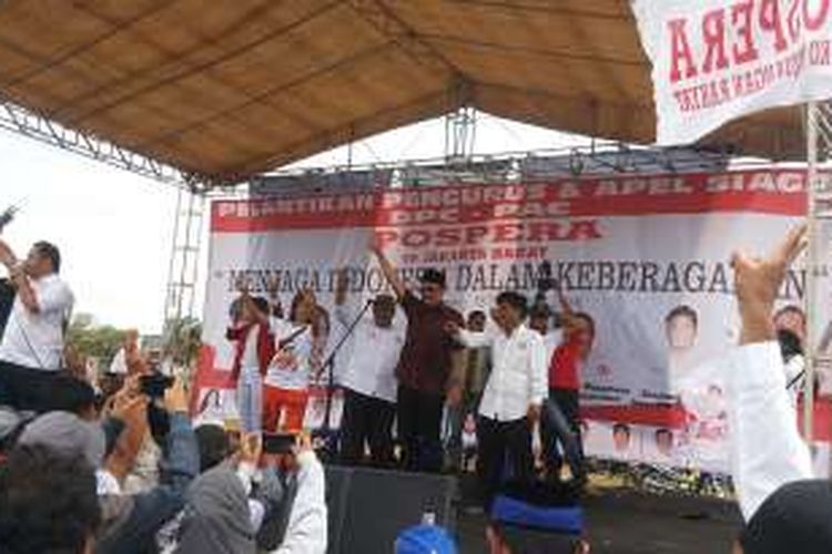 Calon wakil gubernur DKI Jakarta nomor dua, Djarot Saiful Hidayat saat menghadiri pelantikan pengurus dan apel siaga 2.000 relawan Posko Perjuangan Rakyat (Pospera) Jakarta Barat, Minggu (18/12/2016).