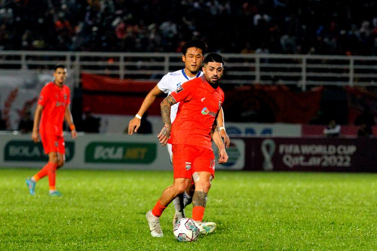 Pemain asing Borneo FC Jonathan Bustos menggiring bola saat pertandingan leg kedua Final Piala Presiden 2022 melawan Arema FC yang berakhir dengen skor 0-0 di Stadion Segiri Samarinda, Minggu (17/7/2022) malam.