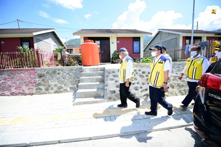 Menteri PUPR Basuki Hadimuljono meninjau kondisi hunian tetap (huntap) di Kawasan Duyu, Kota Palu, Sulawesi Tengah (Sulteng).