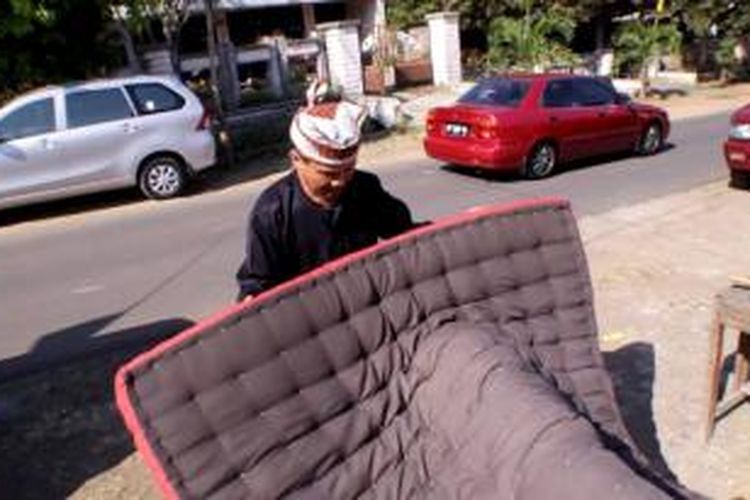 Warga Kemiren saat menjemur kasur di sepanjang jalan Desa Kemiren, Banyuwangi.