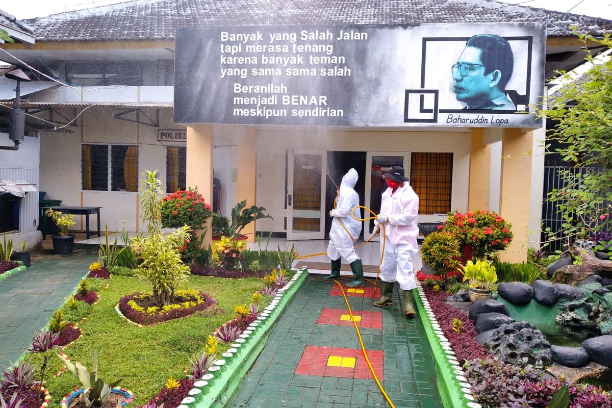 Penyemprotan disinfektan di Lapas kelas II A Jember setelah belasan tahanan terpapar Covid-19  