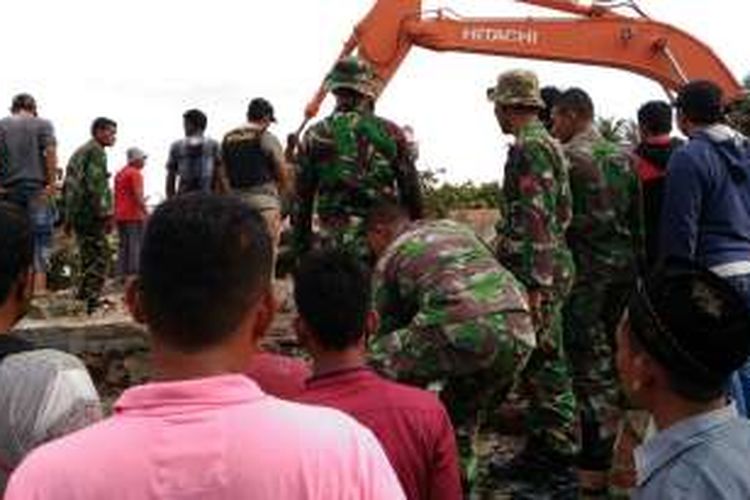 Prajurit TNI dari Kodim Iskandar Muda melakukan proses pencarian dan evakuasi korban gempa bumi di Aceh, Rabu (7/12/2016).