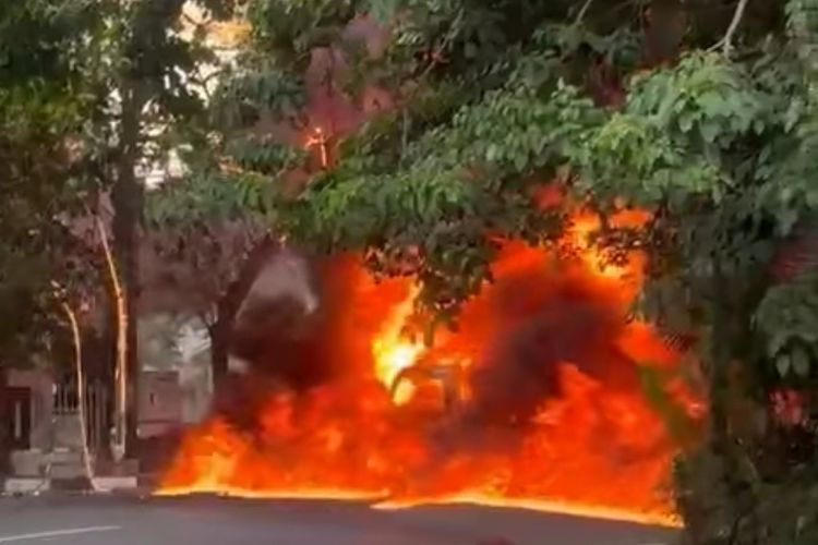 Mobil Angkut 900 Liter Minyak Tanah Terbakar di Dekat Bandara Halim, Sopir Panik Tabrak Tiang