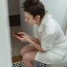 Riset: Kebanyakan Orang Bawa Smartphone ke Toilet demi Bermedia Sosial