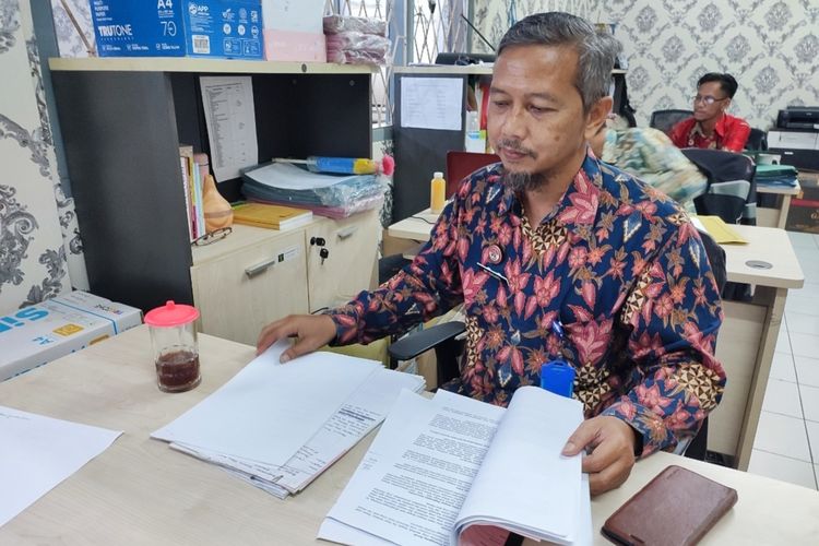 Ari Susanto, PK Ahli Muda Bapas Kelas 1 Cirebon, menceritakan kisah suka dukanya mendampingi ABH sejak tahun 2001 hingga saat ini, di kantor Bapas Kelas 1 Cirebon, Kamis (28/8/2023)