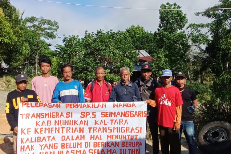Sejumlah perwakilan warga Trans SP 5 Sebakis yang diberangkatkan dengan iuran warga demi menuntut hak lahan garapan dan untuk menemui Kementrian tenaga kerja dan transmigrasi di Jakarta
