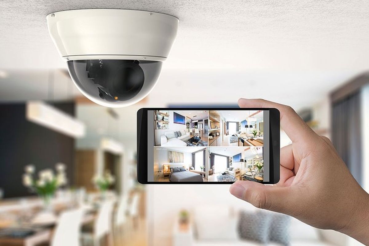 Ilustrasi smartphone dan CCTV