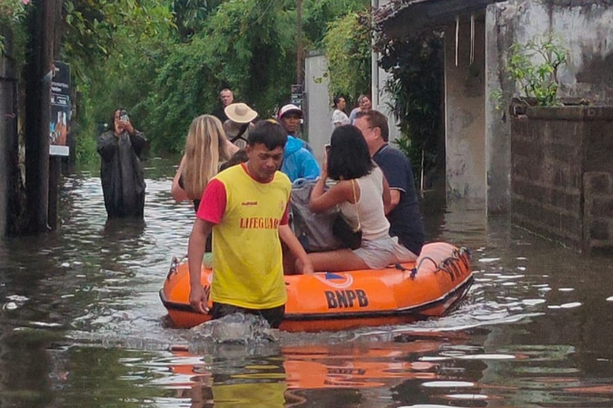 Tim Balawista BPBD Kota Denpasar saat mengevakuasi tujuh wisatawan mancanegara yang terjebak banjir di sebuah vila di Jalan Bumi Ayu, Desa Sanur Kaja, Kota Denpasar, Bali, pada Selasa (11/2/2025). /Dok. BPBD Kota Denpasar 