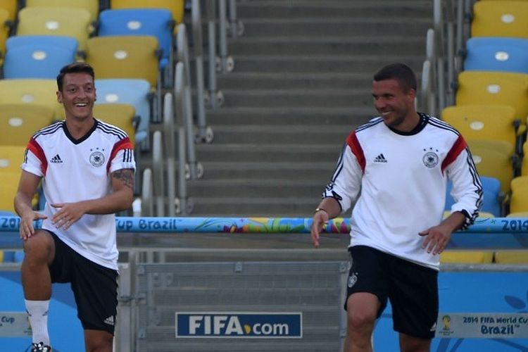 Mesut Oezil dan penyerang Lukas Podolski melakukan pemanasan selama sesi latihan di The Maracana Stadium di Rio de Janeiro pada 3 Juli 2014, menjelang pertandingan melawan Prancis di perempat final Piala Dunia FIFA 2014 pada 4 Juli.