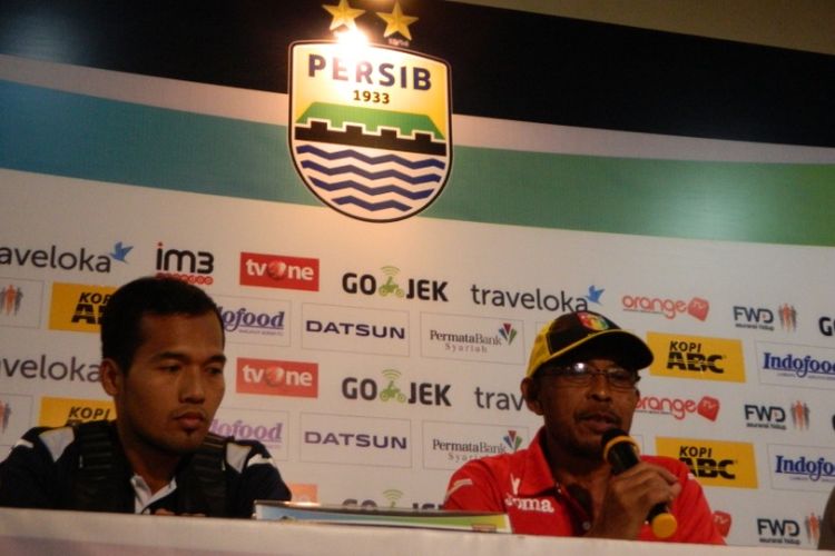 Pelatih Mitra Kukar Yudi Suryata bersama anak asuhnya Syaiful Ramadan saat menghadiri sesi konferensi pers jelang laga kontra Persib di Graha Persib, Jalan Sulanjana, Kamis (26/10/2017)