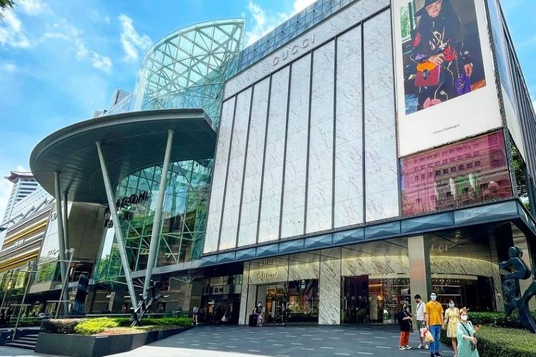 Pusat Perbelanjaan Paragon yang berada di surga belanja Orchard Road, Singapura terlihat lenggang, Minggu (23/5/2021). Singapura saat ini sedang berada dalam status lockdown parsial sejak 16 Mei 2021 setelah meroketnya kasus infeksi lokal Covid-19