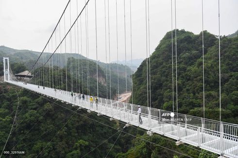 Jembatan Kaca Terpanjang di Dunia Ada di Vietnam, Berani Coba? 