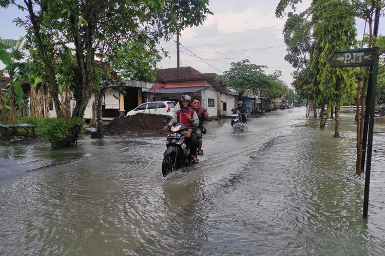 Sempat Lumpuh, Akses Utama Jalan Desa Trimulyo Demak Kini Bisa Dilintasi