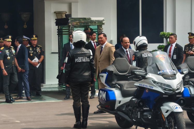 Momen Wakil Perdana Menteri Qatar Salami Polisi Militer Wanita yang Kawal Kunjungannya di Indonesia
