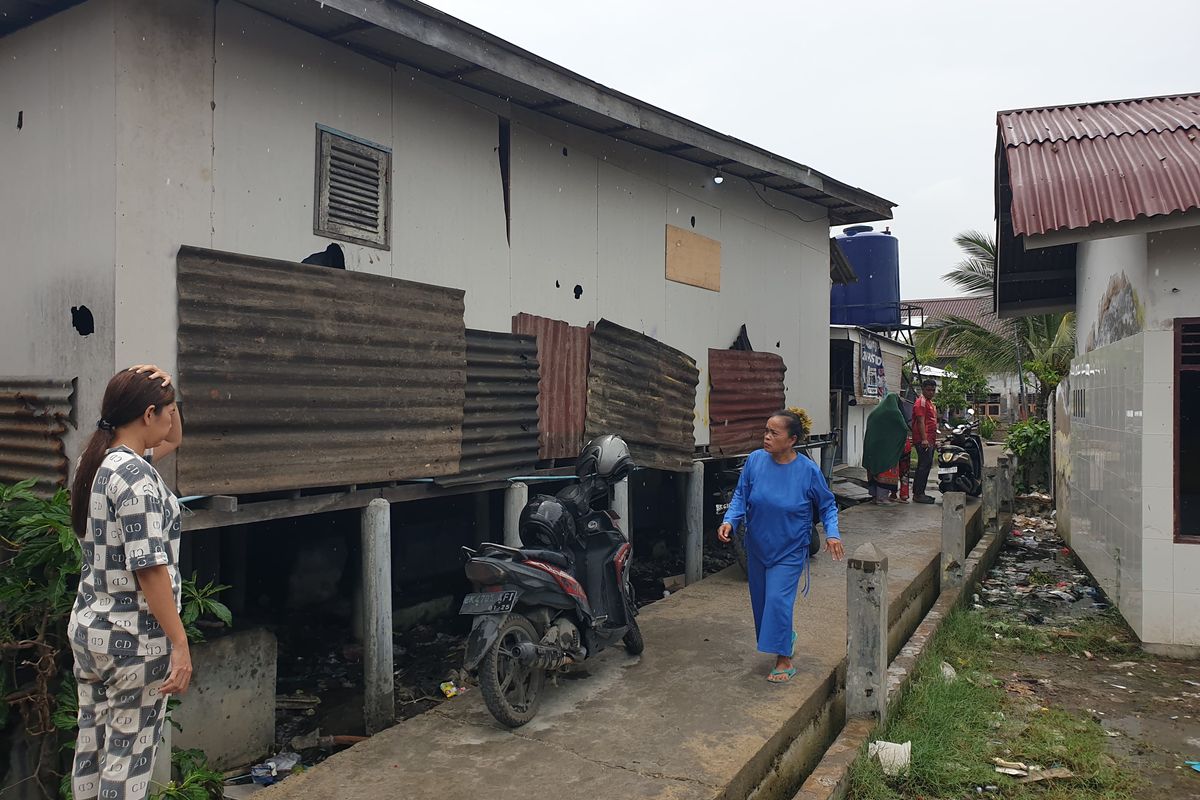 Suasana rumah Tuti (44) yang rusak karena diserang sekelompok pemuda di Lorong Proyek, Kelurahan Bagan Deli, Kecamatan Medan Belawan, Kota Medan pada Jumat (3/10/2025). 